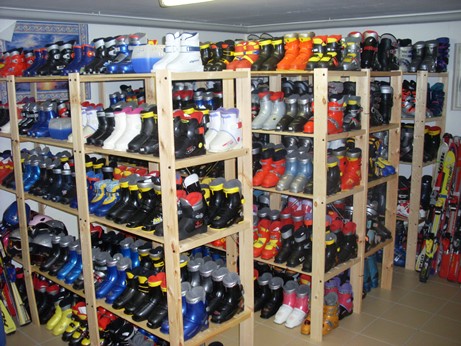 500 Paar Skischuhe